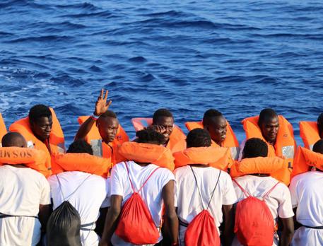 Malta accoglie i 425 migranti al largo da 40 giorni © 