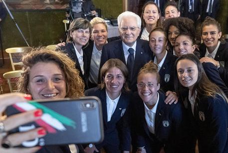 La nazionale di calcio femminile con il Presidente della Repubblica Sergio Mattarella © 