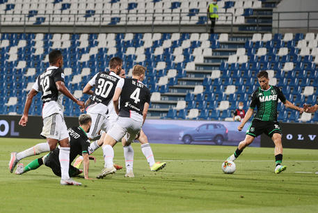Sassuolo-Juventus 1-2: 29' pt, la deviazione di Alex Sandro favorisce Caputo che serve Djuricic: pallone vincente all'incrocio. © ANSA
