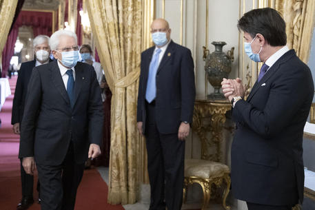 Il presidente Mattarella mentre riceve il premier Conte al Quirinale (foto Us Quirinale) © ANSA