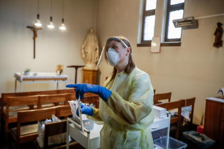 Un'infermiera in un centro Covid allestito in una chiesa ad Anversa, Belgio © EPA