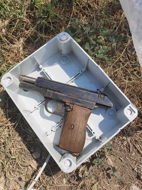 La pistola tedesca sequestrata dai carabinieri nel Reggiano  © Ansa