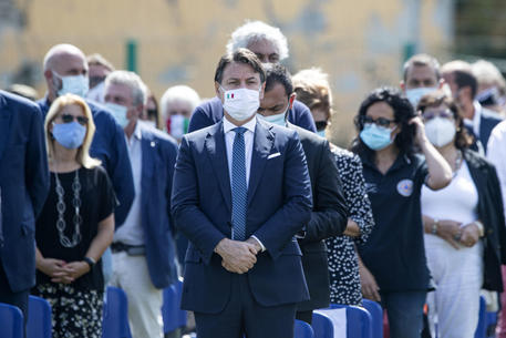 Il premier Conte durante la messa commemorativa ad Amatrice per le vittime del terremoto nel Centro Italia © ANSA