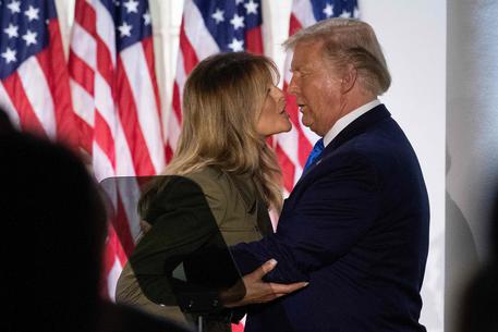 Melania Trump finisce intervento, Donald si alza e la bacia © AFP