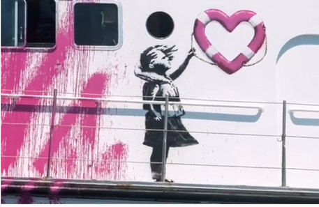 La fiancata della nave di Banksy in un frame tratto dal video da lui postato su Instagram © Ansa