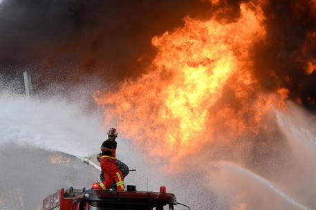 Incendio al porto di Beirut © EPA