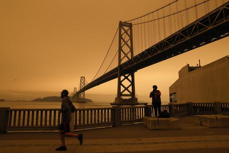 La baia di San Francisco sotto un cielo arancione a causa del fumo degli incendi che stanno colpendo la California © EPA