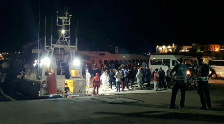Uno sbarco a Lampedusa a inizio settembre © ANSA