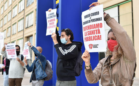 Un momento della protesta contro il numero chiuso, davanti ai cancelli del Lingotto © ANSA