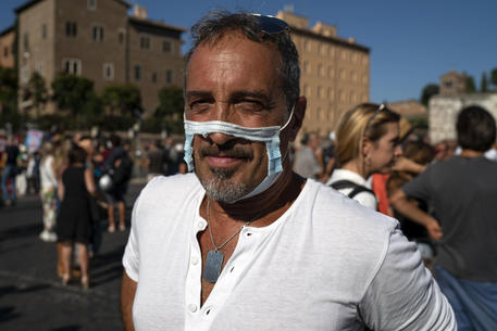 Un partecipante ad un precedente raduno di negazionisti a Roma (foto d'archivio) © ANSA