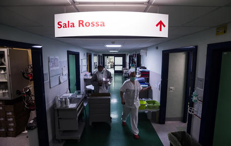 Medici ed infermieri nel reparto di terapia intensiva dell'ospedale Policlinico Tor Vergata © ANSA
