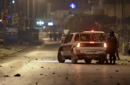 Tunisia: terza notte di disordini in varie citta del Paese © AFP