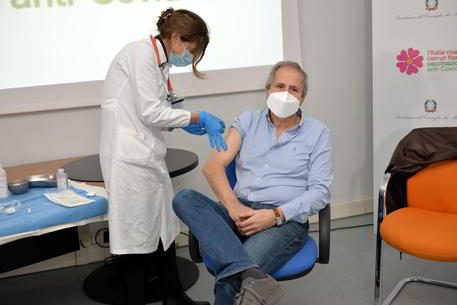 Il professor Andrea Crisanti si sottopone alla vaccinazione contro il Coronavirus nel corso di una cerimonia pubblica, 2 gennaio 2021. ANSA/ UFFICIO STAMPA AZIENDA OSPEDALIERA DI PADOVA © ANSA