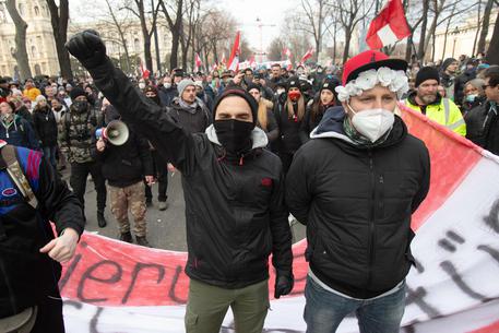 Manifestanti contri restrizioni governative aper il Covid a Vienna. Fra essi anche i neonazisti © AFP