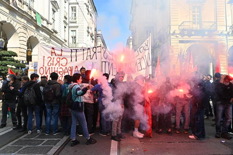 Duemila persone partecipano al corteo a Torino nel giorno dello sciopero nazionale dei trasporti © ANSA