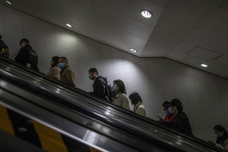 Pechino, persone sulla scala mobile di un centro commerciale © EPA