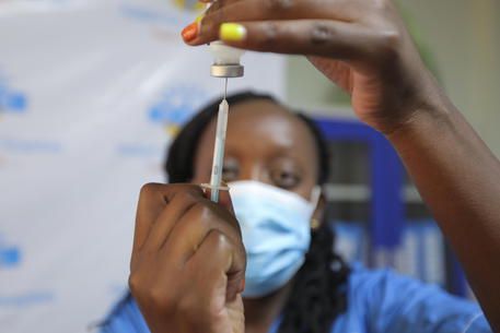 Un'operatrice sanitaria prepara un vaccino anti Covid in Kenya © EPA