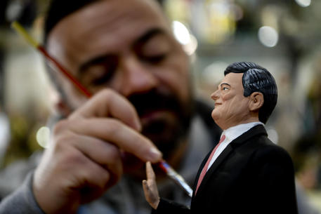 La statuina di Mario Draghi realizzata da Genny Di Virgilio © ANSA