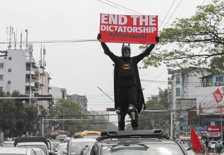 Un manifestante travestito da Batman durante la protesta a Rangoon © EPA