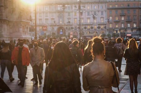 Persone passeggiano nel centro di Milano in una foto del 28 febbraio © ANSA