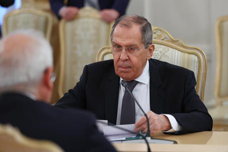 Faccia a faccia a Mosca fra il ministro degli Esteri russo, Serghiei Lavrov e il capo della diplomazia dell'Ue, Josep Borrell © EPA