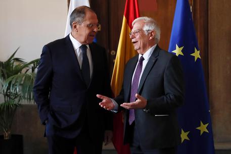 L'Alto rappresentante per la politica estera Ue Borrell e il ministro degli Esteri russo Lavrov © EPA