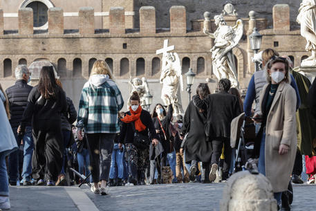 Folla in centro a Roma © ANSA