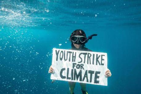 Sciopero clima, attivista Greenpeace manifesta sott'acqua © ANSA