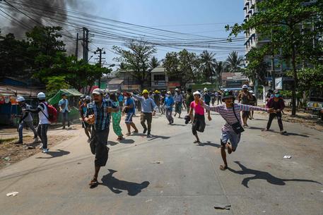 Manifestanti a Yangon © AFP