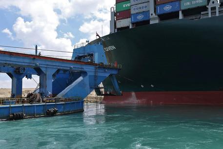 Suez: Canale ancora bloccato dal portacontainer © AFP