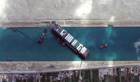 Suez Canal blocked as container ship runs aground © EPA