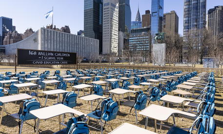 L'installazione dell'Unicef nella sede delle Nazioni Unite con 168 banchi vuoti a rappresentare i 168 milioni di bambine e bambini che non hanno potuto frequentare la scuola per quasi un anno per il Covid © EPA