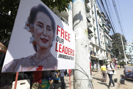 Un manifesto di protesta in Birmania (Foto Ansa) © EPA