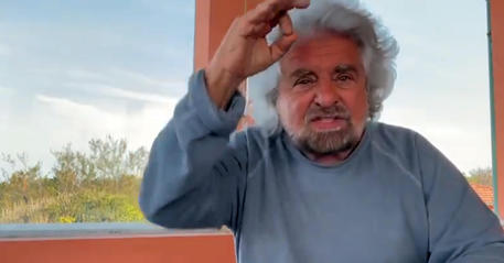 Beppe Grillo in un frame del video in cui difende il figlio Ciro © ANSA