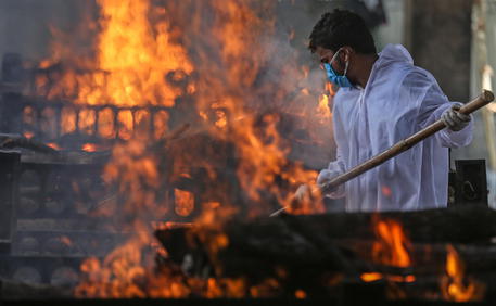 I corpi delle vittime del Covid cremati a Mumbai, India © EPA
