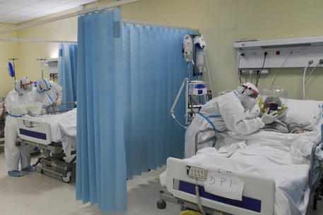 Un paziente covid in una struttura ospedaliera © ANSA