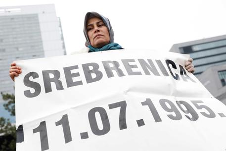 Una manifestazione di donne di Srebrenica in una foto d'archivio © EPA