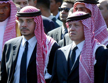 Il principe Hamzah con il fratellastro, il re della Giordania Abdallah II © EPA