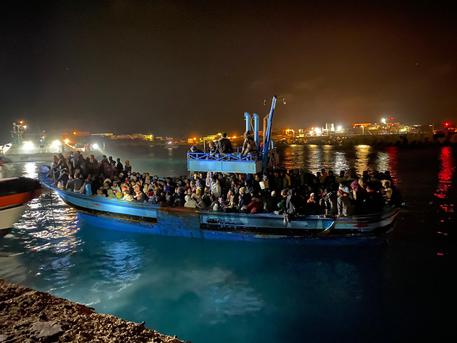 Migranti: a Lampedusa sbarchi senza sosta © Ansa