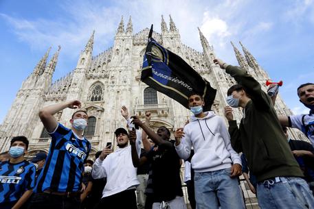 I tifosi dell'Inter domenica in piazza Duomo © ANSA