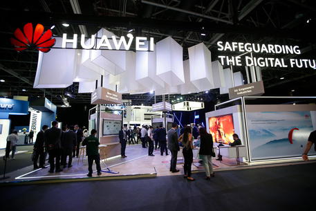 Huawei sfida Google, lancia HarmonyOS 2 per smartphone © EPA