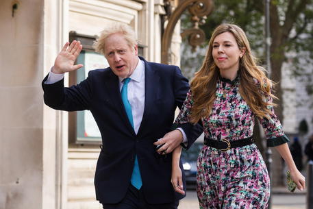 Il premier britannico Boris Johnson e la sua fidanzata Carrie Symonds © EPA