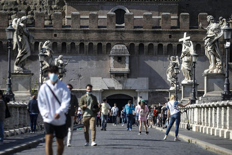 Persone a passeggio a Roma © ANSA
