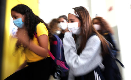 Studenti entrano in un istituto con le mascherine © ANSA