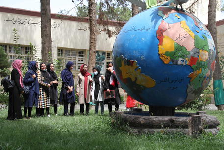 Afghan female astronomy students won award © EPA
