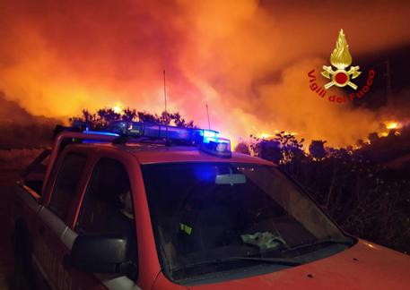 Incendi anche in Sardegna: a fuoco a Mandas un fienile e mezzi agricoli © ANSA