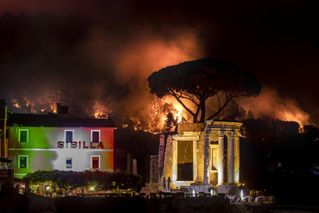 Le fiamme lambiscono il Tempio di Sibilla a Tivoli (foto Massimo Percossi / ANSA) © ANSA