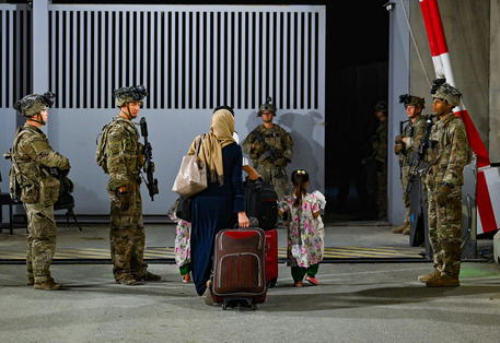 Militari americani impegnati nelle operazioni di evacuazione all'aeroporto internazionale a Kabul © EPA