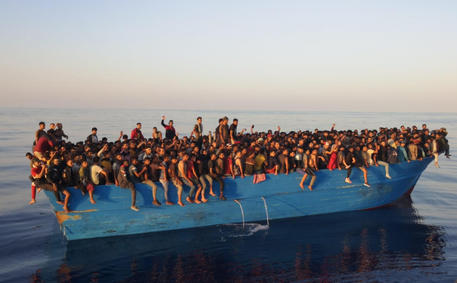 Peschereccio al largo di Lampedusa © ANSA