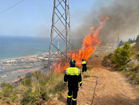 Sicilia flagellata dagli incendi, la protezione civile del Veneto parte in soccorso © ANSA